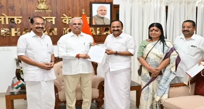 കേരളത്തെ ഇനി വി. ഡി നയിക്കും; അനിശ്ചിതത്വങ്ങൾക്കൊടുവിൽ സതീശനെ മുഖ്യമന്ത്രിയായി പ്രഖ്യാപിച്ച് കോൺഗ്രസ് ദേശിയ നേതൃത്വം, മുഖ്യമന്ത്രിയും 20 മന്ത്രിമാരും തിങ്കളാഴ്ച സത്യപ്രതിജ്ഞ ചെയ്യും, ഗവർണറുമായി കൂടിക്കാഴ്ച നടത്തി നിയുക്ത മുഖ്യമന്ത്രി, എംഎൽഎമാരുടെ സത്യപ്രതിജ്ഞ വ്യാഴാഴ്ച