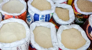 ഓണത്തിനു മുന്നോടിയായി കേരളത്തിൽ അരിവില കുതിക്കുന്നു; വെളിച്ചെണ്ണ വിലയിലും 10 രൂപ വരെ വർധന