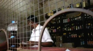 ബെവ്കോയിലെ തിരക്ക് കുറയ്ക്കാൻ വെൻഡിങ് മെഷീൻ വഴി മദ്യ വിതരണം പരിഗണിക്കുന്നു